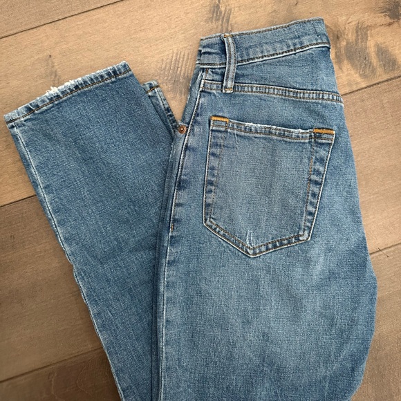 Abercrombie & Fitch - Curve Love Ultra High Rise Ripped Ankle Straight Jeans - Picture 7 of 7